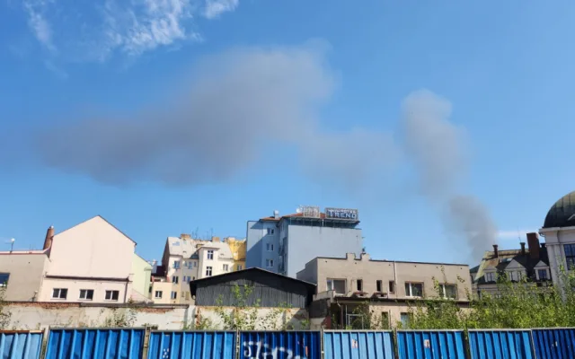Dým z požáru sledovali lidé z mnoha míst v Plzni