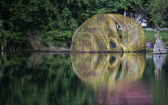Tajemná hlava plující nad vodou vyvolává u lidí nadšené reakce. Na hladině se úchvatně zrcadlí ráno i večer