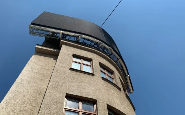 Ohyzdnost, říkají lidé k obří reklamní obrazovce v centru města. Podle stavebního zákona je vše v pořádku