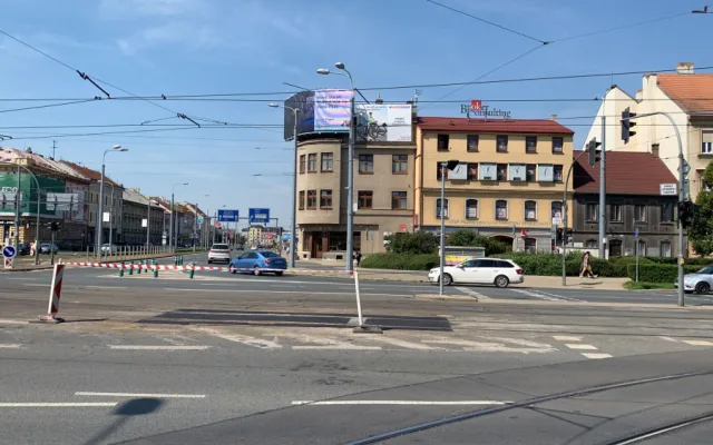 Ohyzdnost, říkají lidé k obří reklamní obrazovce v centru města. Podle stavebního zákona je vše v pořádku