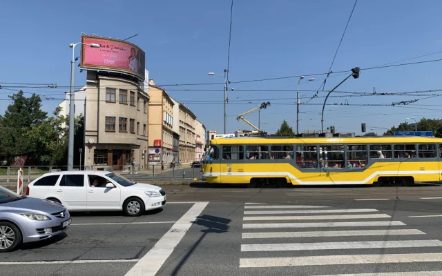 Ohyzdnost, říkají lidé k obří reklamní obrazovce v centru města. Podle stavebního zákona je vše v pořádku
