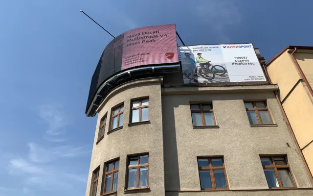 Ohyzdnost, říkají lidé k obří reklamní obrazovce v centru města. Podle stavebního zákona je vše v pořádku