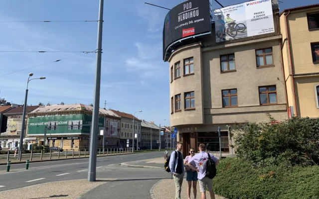 Ohyzdnost, říkají lidé k obří reklamní obrazovce v centru města. Podle stavebního zákona je vše v pořádku