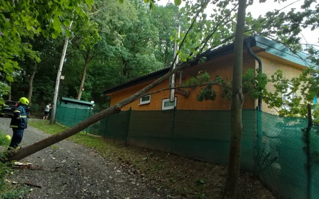Silné bouřky zasáhly západní Čechy, ulice se ocitly pod vodou, hasiči likvidují popadané stromy