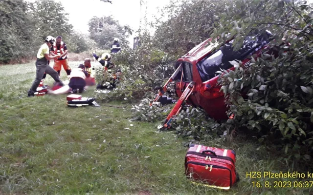 Auto vyletělo v zatáčce ze silnice, narazilo do sloupu a skončilo v husté vegetaci. Řidička je v kritickém stavu