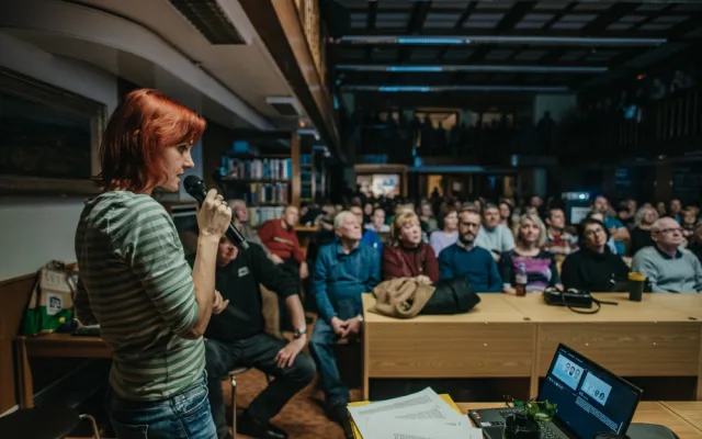 Během přednášek dvojice kriminalistů je sál vědecké knihovny nabitý k prasknutí