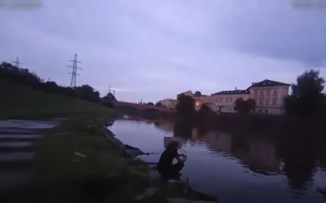 Přistižený pytlák s nahozenou saturnou do vody tvrdil strážníkům, že ryby v řece pouze krmil