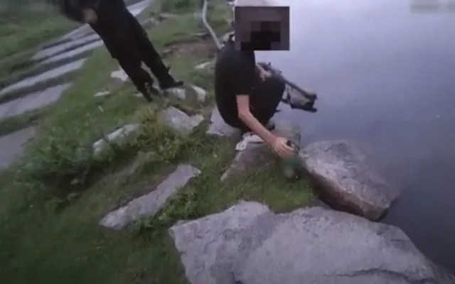 Přistižený pytlák s nahozenou saturnou do vody tvrdil strážníkům, že ryby v řece pouze krmil