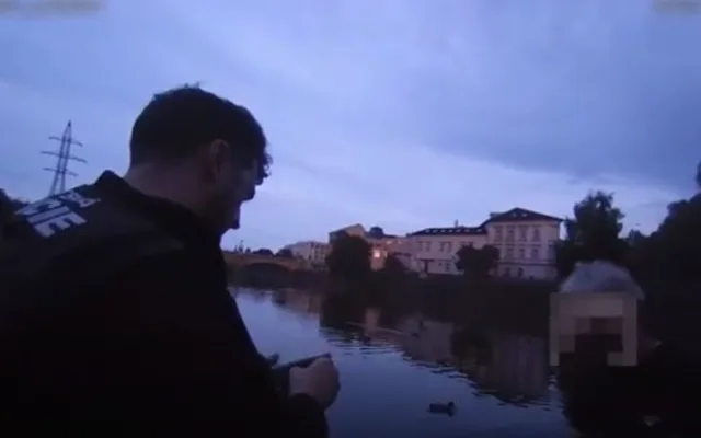 Přistižený pytlák s nahozenou saturnou do vody tvrdil strážníkům, že ryby v řece pouze krmil
