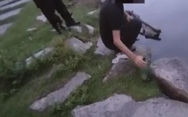 Přistižený pytlák s nahozenou saturnou do vody tvrdil strážníkům, že ryby v řece pouze krmil