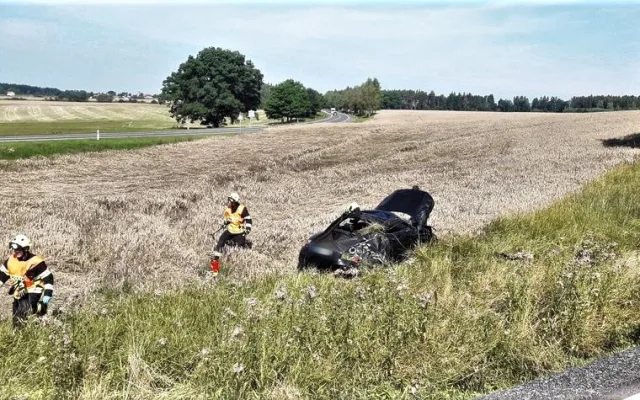 S vozem Audi TT vletěl do pole devatenáctiletý řidič. Auto se několikrát převrátilo přes střechu