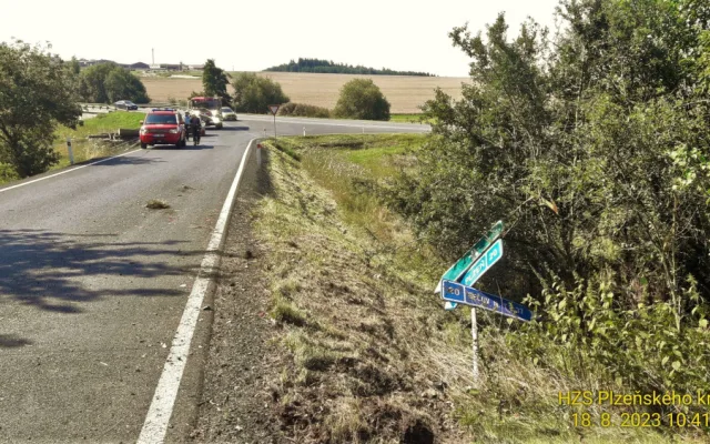 S vozem Audi TT vletěl do pole devatenáctiletý řidič. Auto se několikrát převrátilo přes střechu