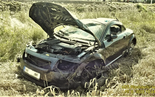 S vozem Audi TT vletěl do pole devatenáctiletý řidič. Auto se několikrát převrátilo přes střechu