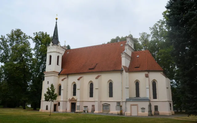 Kostel Nejsvětější Trojice v parku U Plzeňské brány