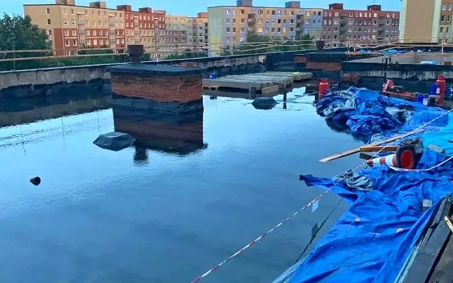 Výuka na základce, kterou vytopila během rekonstrukce bouřka, by měla začít řádně 4. září