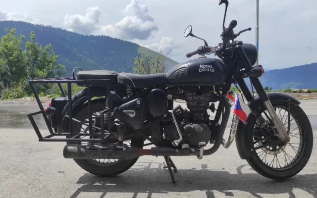 Na zakoupené motorce dojel z Indie až do Čech, byla to strastiplná cesta plná úředních nástrah i pekelného počasí