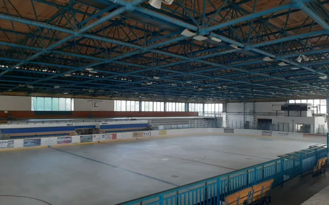 Šest vrstev ledu a 24 hodin zapnuté kompresory, příprava zimního stadionu je letos třikrát dražší než loni