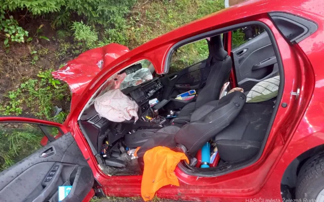 Řidič dodávky přejel do protisměru a čelně se střetl s osobákem, čtyři lidé se zranili