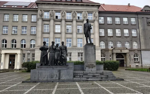 Lidé a psi umořili močením lípu, která rostla nad plzeňským památníkem na náměstí T.G.M. Město ji muselo pokácet