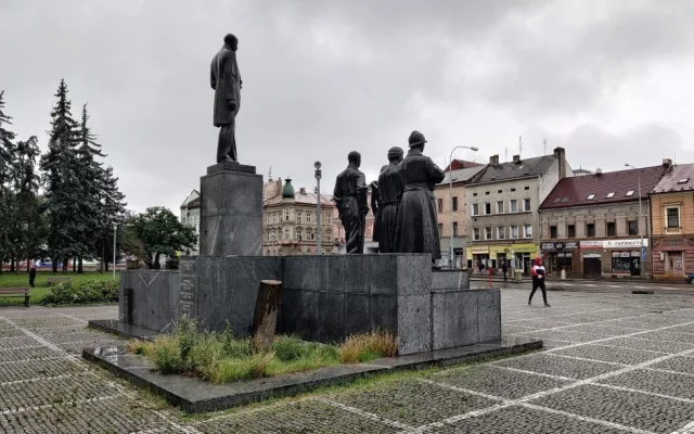 Lidé a psi umořili močením lípu, která rostla nad památníkem na náměstí T.G.M. Město ji muselo pokácet