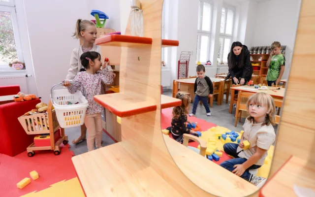 Město opravilo za 11 milionů mateřskou školku, na stejné adrese ještě vznikne 40 bytů pro občany Plzně