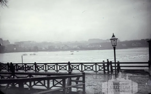 Velká povodeň v Plzni roku 1890 - pohled z  Červeného mostu., foto: ZČM