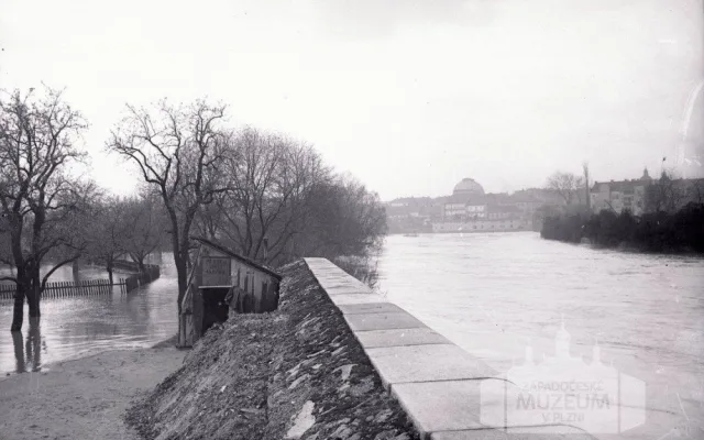 Velká povodeň v Plzni roku 1890 - pohled do Národní zahrady, foto: ZČM