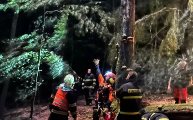 Muž zkolaboval v nepřístupném terénu v lese pod rozhlednou, záchranáři se za ním spustili z vrtulníku