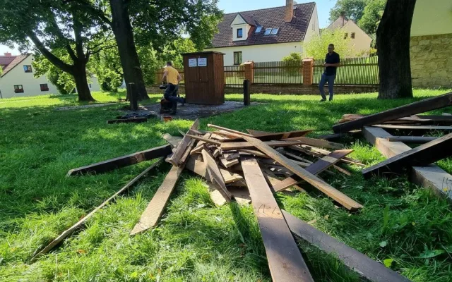 Stoletá památkově chráněná dřevěná věž na návsi v Bolevci musela k zemi, napadli ji škůdci