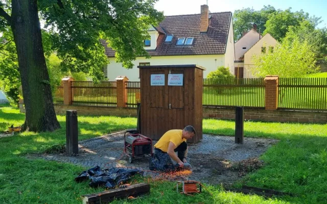 Stoletá památkově chráněná dřevěná věž na návsi v Bolevci musela k zemi, napadli ji škůdci