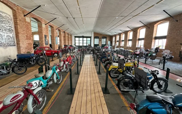 Těsně před dokončením je nové muzeum Depo Moto Art. V expozici už teď parkují limuzíny prezidentů Masaryka a Beneše i další skvosty