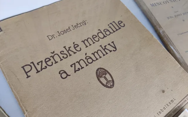 Muzeum představuje své poklady, podívejte se na unikátní mince, medaile nebo psí známky z roku 1876