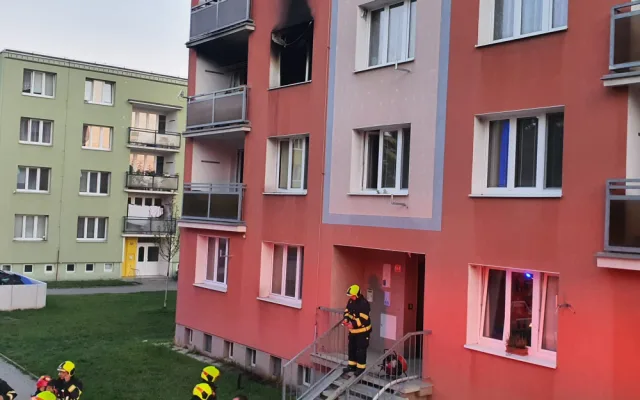 Plameny šlehaly z okna panelového domu, domovy muselo upustit 22 lidí včetně dětí