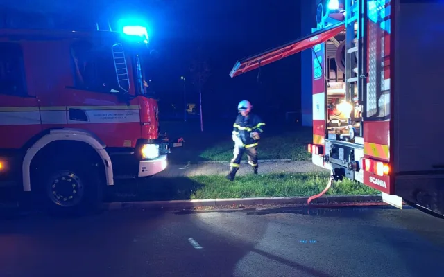 Plameny šlehaly z okna panelového domu, domovy muselo upustit 22 lidí včetně dětí