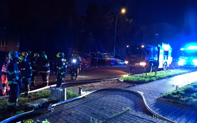 Plameny šlehaly z okna panelového domu, domovy muselo upustit 22 lidí včetně dětí