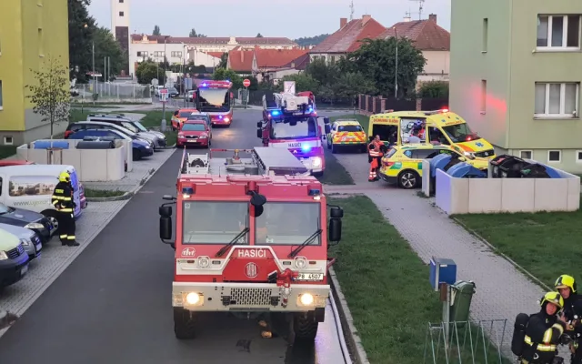 Plameny šlehaly z okna panelového domu, domovy muselo upustit 22 lidí včetně dětí