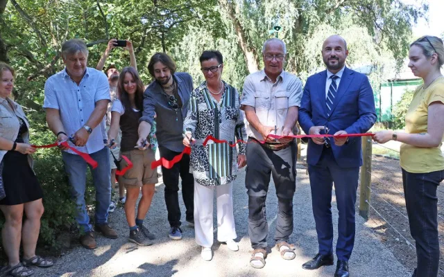 Šimpanzi v plzeňské zoo dovádějí v novém výběhu, nechybí tam prolézačky, lana a vodní příkop