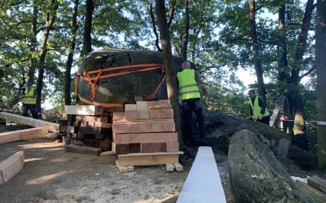 Viklan je oblý skalní blok nebo balvan, který spočívá na podloží jen nepatrnou plochou.