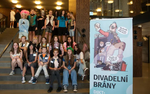 Školáci prošli Divadelní bránou, interaktivní projekt chce k divadlu nalákat mladé lidi