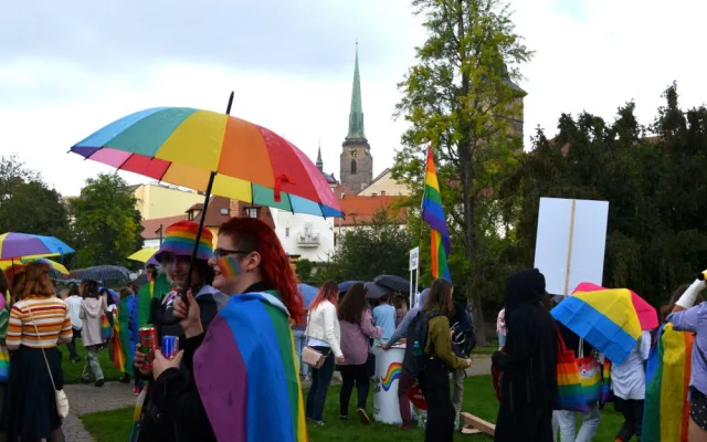 Duhový průvod opět projde centrem Plzně, průvodu hrdosti se každoročně účastní stovky lidí