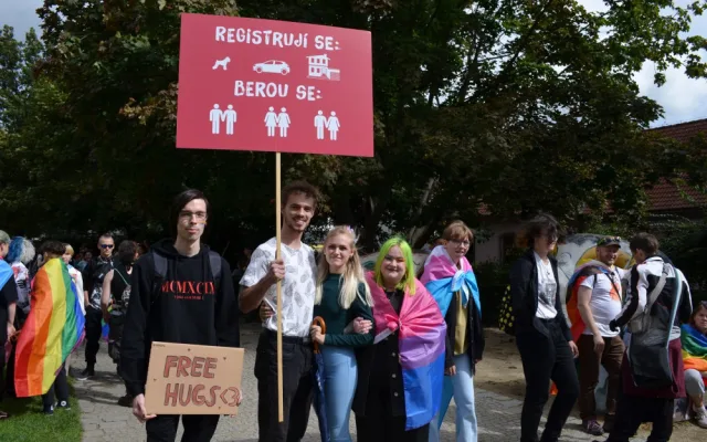 Duhový průvod opět projde centrem Plzně, průvodu hrdosti se každoročně účastní stovky lidí