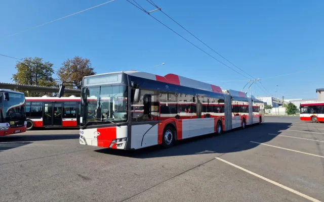Obří tříčlánkový trolejbus z Plzně má téměř 25 metrů, brzy bude vozit cestující v Praze na letiště