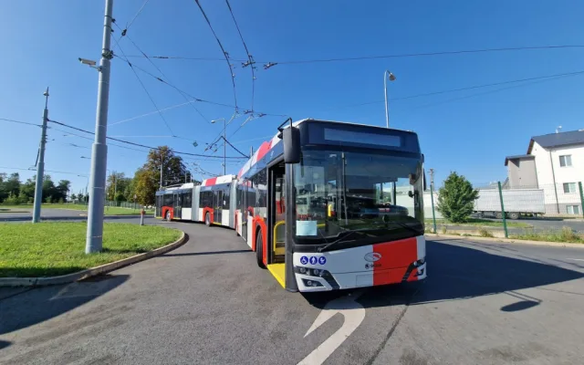 Obří tříčlánkový trolejbus z Plzně má téměř 25 metrů, brzy bude vozit cestující v Praze na letiště