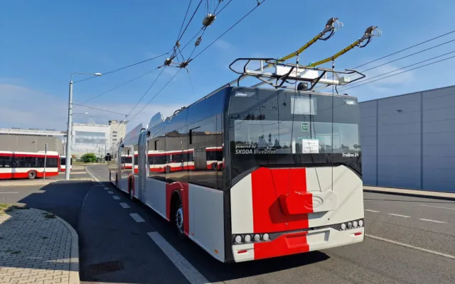 Obří tříčlánkový trolejbus z Plzně má téměř 25 metrů, brzy bude vozit cestující v Praze na letiště