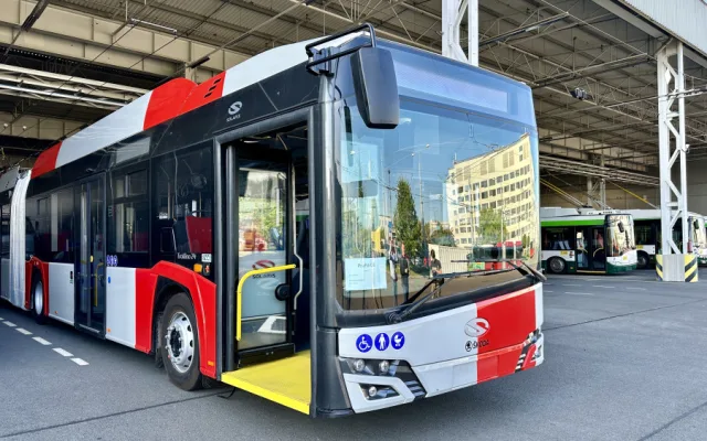 Obří tříčlánkový trolejbus z Plzně má téměř 25 metrů, brzy bude vozit cestující v Praze na letiště
