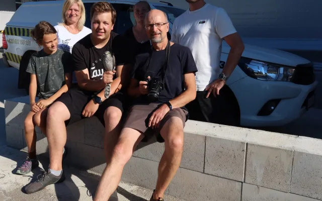 Dravec při lovu vlétl do průmyslové haly, zkušený tým ornitologů ho lapil za pár minut