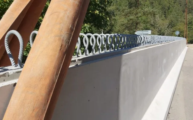 Stavaři na most u Kfel mezi Karlovými Vary a Plzní pokládají 11 nosníků
