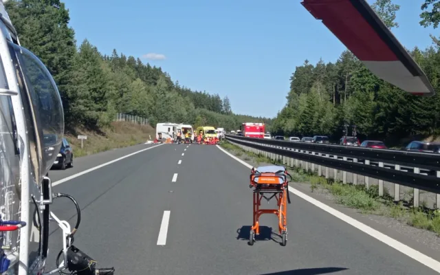 Nehoda obytného vozu zastavila provoz na dálnici D5 ve směru na Rozvadov