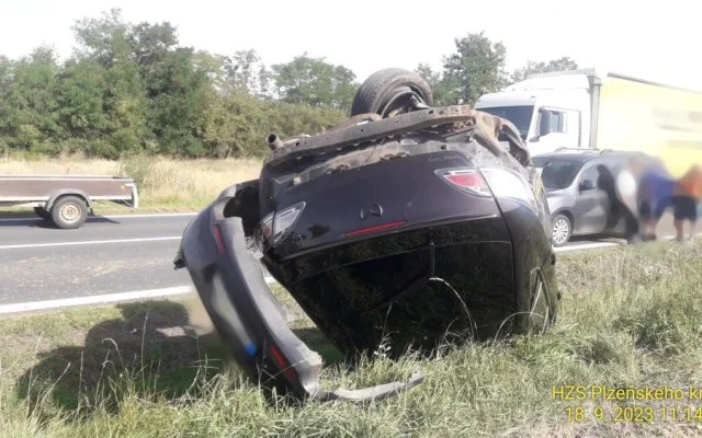 Neznámý řidič kradeného vozu způsobil střet tří osobáků. Po hrozivé nehodě se mu podařilo uprchnout přes pole