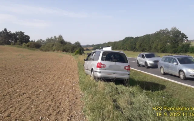 Neznámý řidič kradeného vozu způsobil střet tří osobáků. Po hrozivé nehodě se mu podařilo uprchnout přes pole